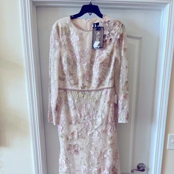 MAC DUGGAL
Floral Lace Gown - Picture 8 of 9